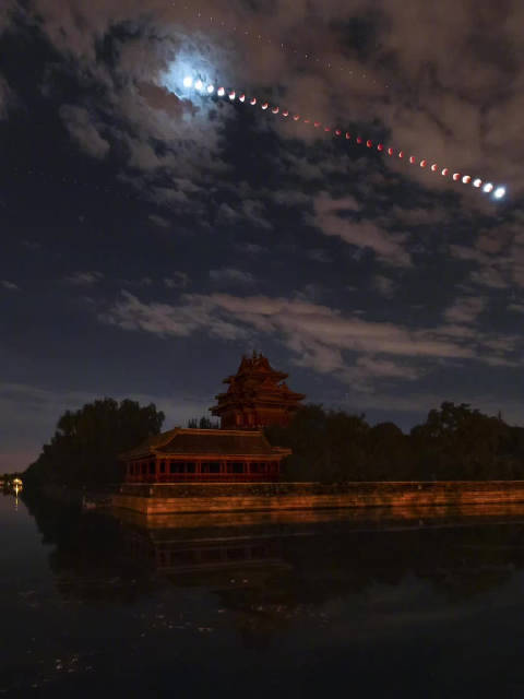 故宫角楼和血月同框