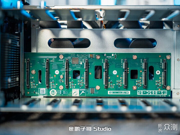 威聯通新品NAS Qu805,家用定價、企業性能_新浪眾測