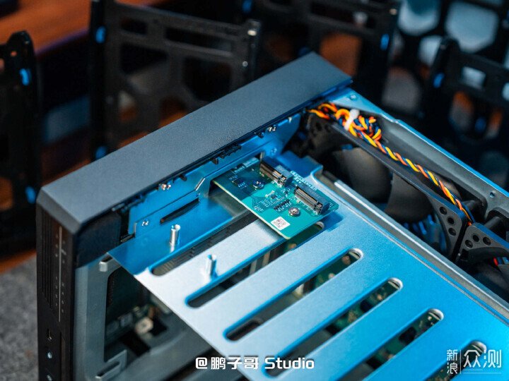 威聯通新品NAS Qu805,家用定價、企業性能_新浪眾測
