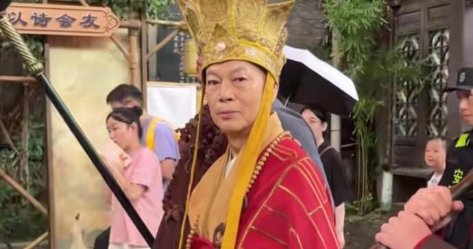 79岁老戏骨，长假现身景区打工！此前自曝4次患癌，已放弃化疗，分配好遗产