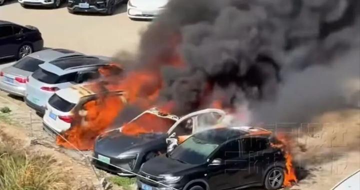 福建宁德一辆阿维塔06停车起火，致8车焚毁，疑似车主女子称该车才买了一个半月，开了1066公里