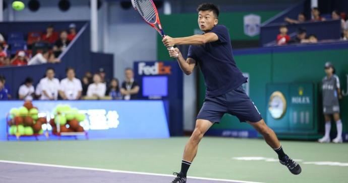 每个成功的男球员背后，都有一个像吴迪这样的“绿叶”？