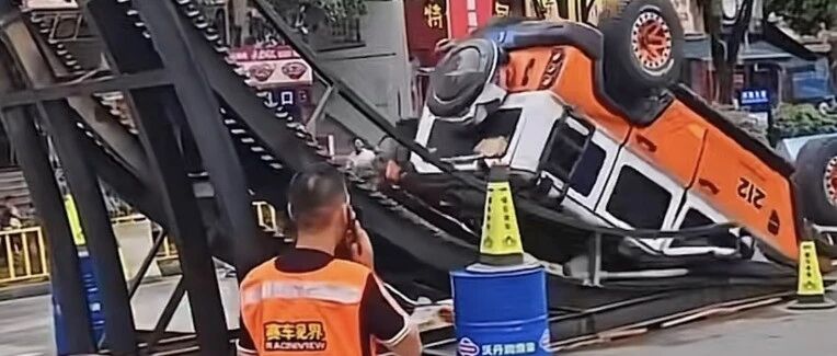 “212”越野车爬坡翻车，网友炸锅：背后竟是“世界铝王”……？