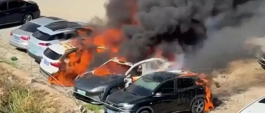 一电车起火致周围奥迪、宝马等7辆车爆炸烧毁，阿维塔最新回应：起火位置在副驾座椅，排除动力电池等故障，原因正进一步查验