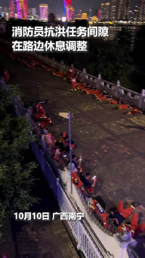 抗洪消防员任务间隙在路边休整