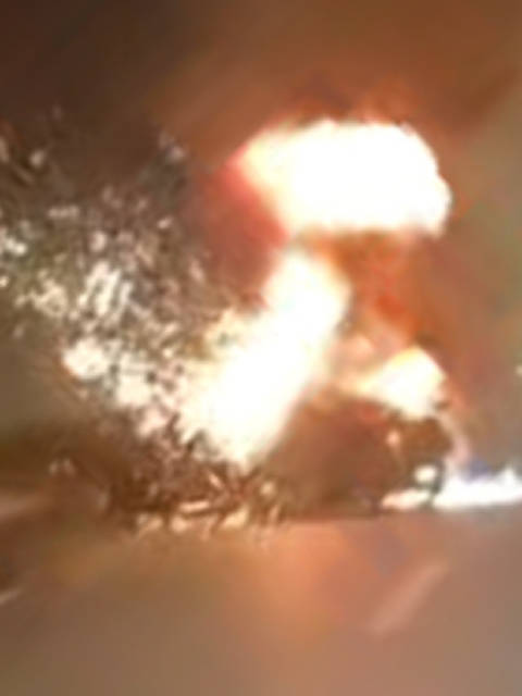 成都一轿车事故碰撞爆燃视频曝光,有救援者徒手砸驾驶窗玻璃,“如果车门能打开或许能救出来”