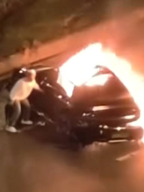 小米客服回应网传SU7碰撞后无法拉开把手：车辆收到碰撞信号将整车解锁，以警方调查为准