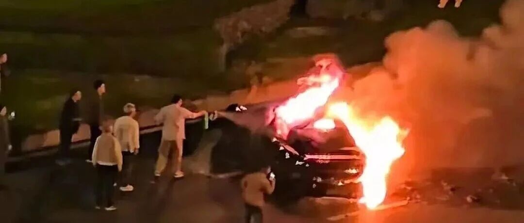 一辆SU7碰撞后爆燃，多人救援未果！小米股价重挫近8%！