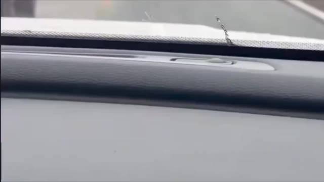 美国小飞机在公路坠毁：机上2人身亡机身起火 残留火线拦住车辆