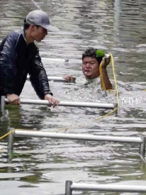 村民24小時搭起孩子上學路