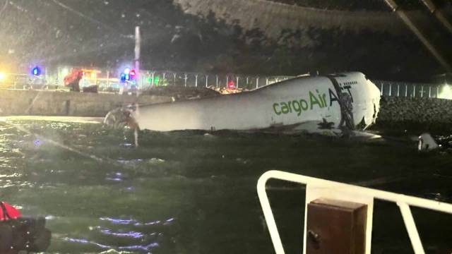 迪拜赴港货机疑冲出跑道与地勤车相撞,致2人死亡