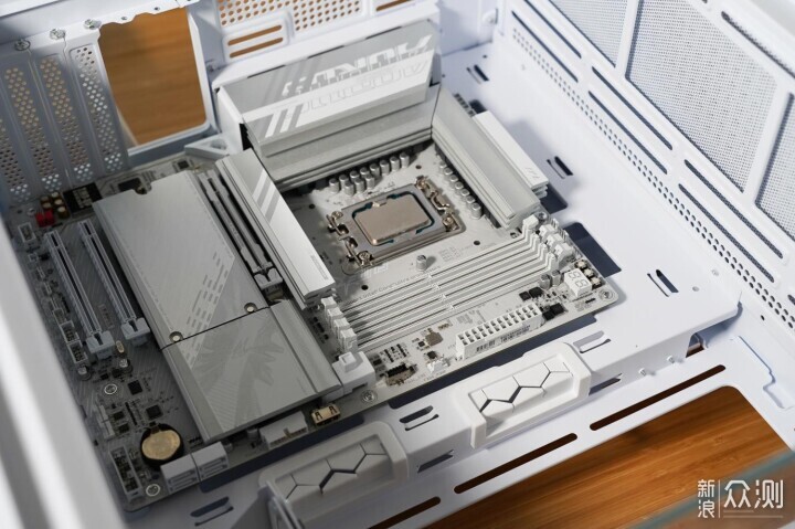 打造漂亮和性能兼具的電腦用技嘉Z890冰雕主板_新浪眾測