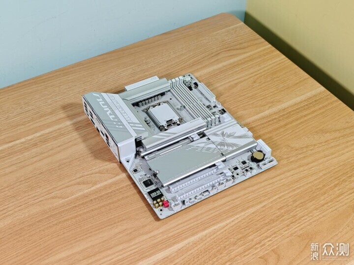 打造漂亮和性能兼具的電腦用技嘉Z890冰雕主板_新浪眾測