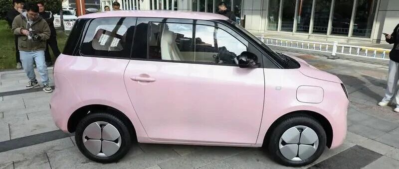 3.98万起！顶配5.28万！220km续航！悬浮中控屏！五菱旗下新品牌！微型纯电车上市！