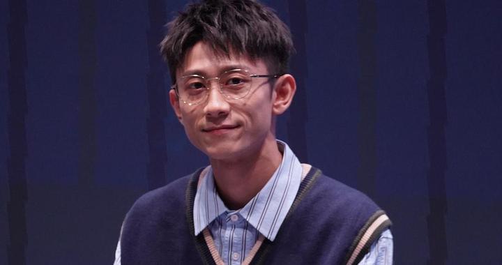 张一山称舞台剧《一地鸡毛》280元票价太便宜