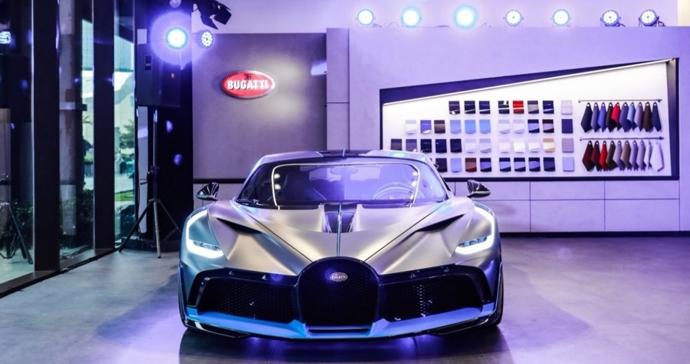 黄浦江畔沉浸式体验“速度传奇”，全球限量40台布加迪Divo开启中国首秀