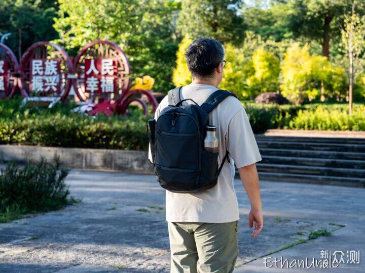tomtoc雙肩包T77:通勤黨的 “輕裝全能王”_新浪眾測