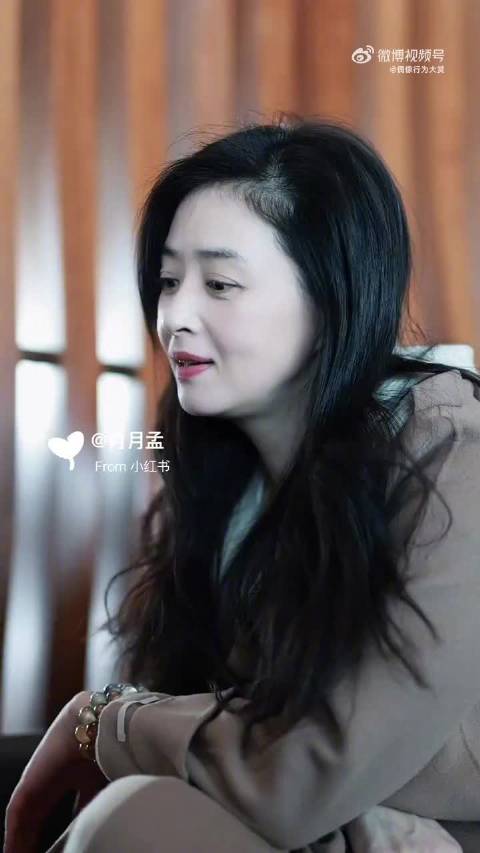 蒋欣机场害羞戴口罩，笑称毕竟上了年纪