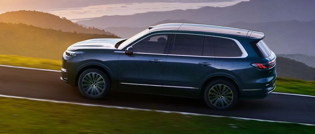 吉利银河M9的横空出世，如同一枚深水炸弹搅动了中大型SUV市场