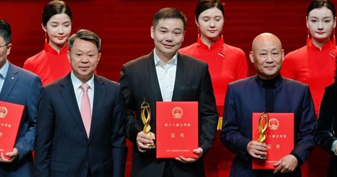 何念凭话剧《觉醒年代》摘文华导演奖，“在每个单元时间，给观众更多内容”