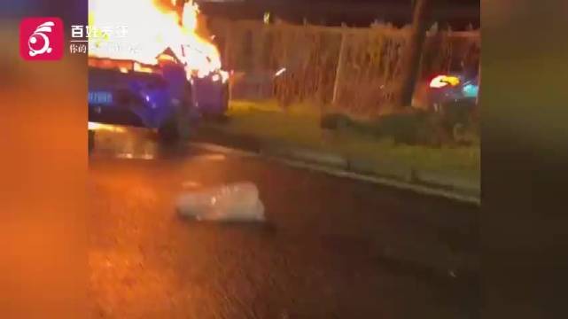 成都一兰博基尼冲上绿化带起火 车辆严重损毁幸无人员伤亡