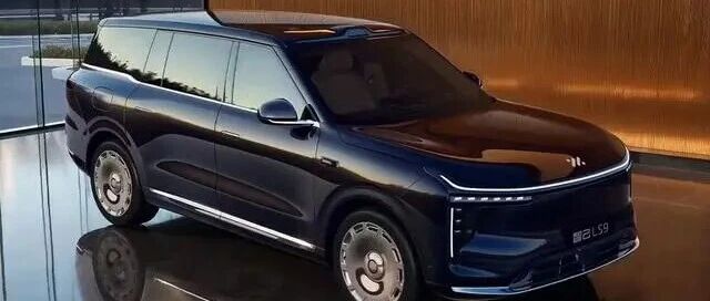 智己LS9四屏交互重构智能座舱