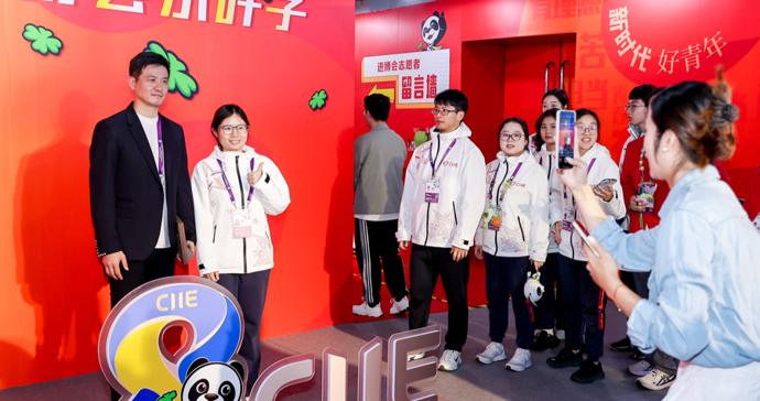 “每当陷入逆境，国歌的力量总能让我重燃斗志”，奥运冠军对“小叶子”们说