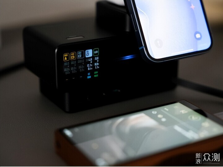 299元的桌面充電中心,讓我扔掉了所有充電頭_新浪眾測