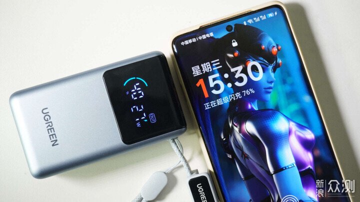 三口同充智能數顯 - 綠聯能量湃Pro55W充電寶_新浪眾測