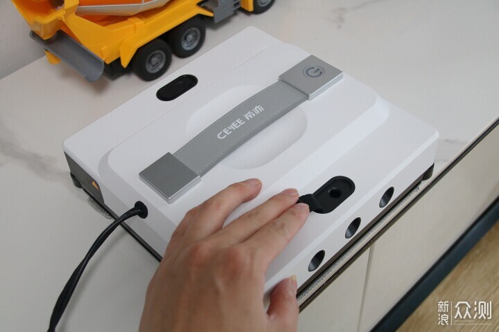 高空擦窗不再難!希亦W1擦窗機器人評測體驗_新浪眾測