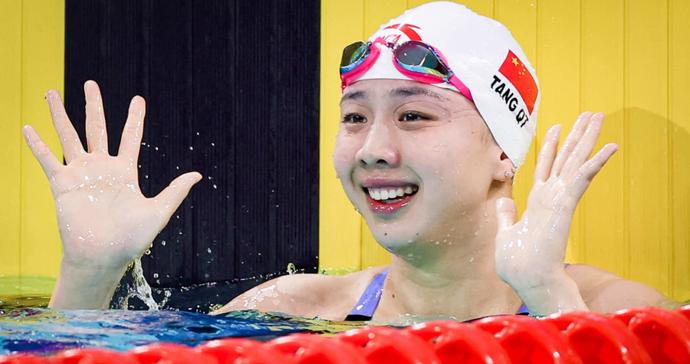 女子100米蛙泳决赛，唐钱婷力压对手夺得金牌