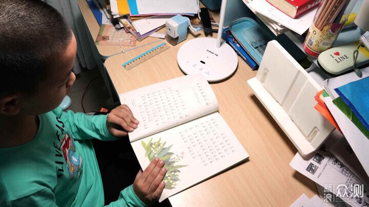 手勢操控，超高顯色 - 書客L1檯燈_新浪眾測