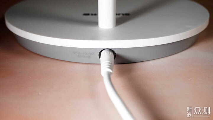 手勢操控，超高顯色 - 書客L1檯燈_新浪眾測