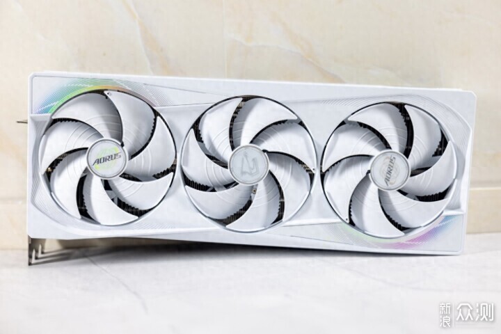 自帶屏幕更好玩,技嘉RTX 5080超級雕ICE體驗 自帶屏幕更好玩,技嘉RTX 5080超級雕ICE體驗