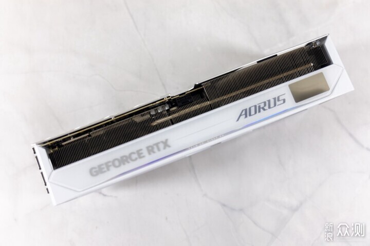 自帶屏幕更好玩,技嘉RTX 5080超級雕ICE體驗_新浪眾測