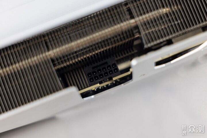 自帶屏幕更好玩,技嘉RTX 5080超級雕ICE體驗_新浪眾測