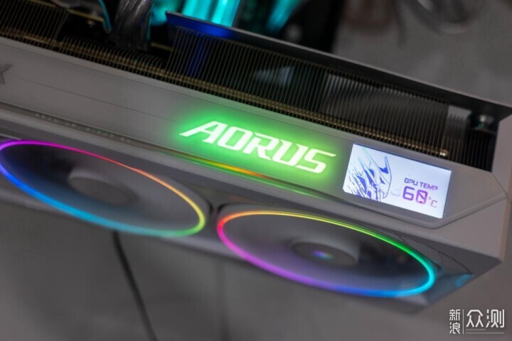 自帶屏幕更好玩,技嘉RTX 5080超級雕ICE體驗_新浪眾測