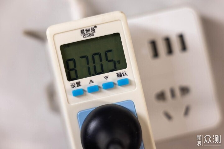 自帶屏幕更好玩,技嘉RTX 5080超級雕ICE體驗_新浪眾測