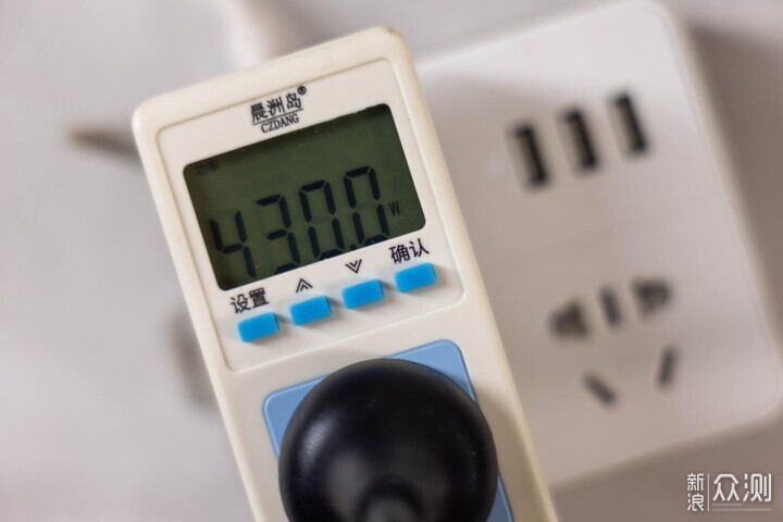 自帶屏幕更好玩,技嘉RTX 5080超級雕ICE體驗_新浪眾測