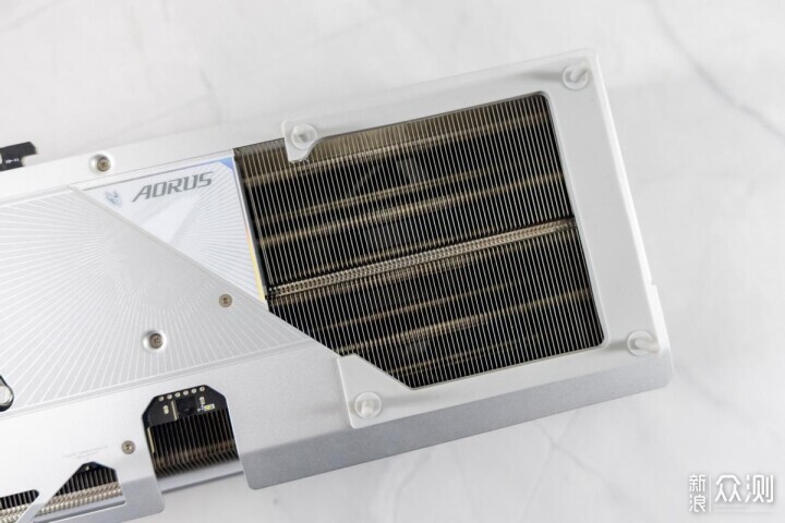 自帶屏幕更好玩,技嘉RTX 5080超級雕ICE體驗_新浪眾測