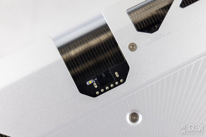 自帶屏幕更好玩,技嘉RTX 5080超級雕ICE體驗_新浪眾測