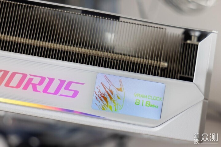 自帶屏幕更好玩,技嘉RTX 5080超級雕ICE體驗_新浪眾測