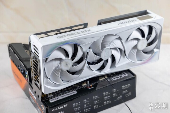自帶屏幕更好玩,技嘉RTX 5080超級雕ICE體驗_新浪眾測