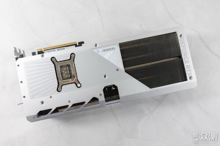 自帶屏幕更好玩,技嘉RTX 5080超級雕ICE體驗_新浪眾測