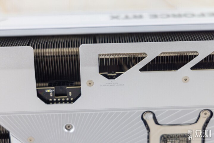 自帶屏幕更好玩,技嘉RTX 5080超級雕ICE體驗_新浪眾測