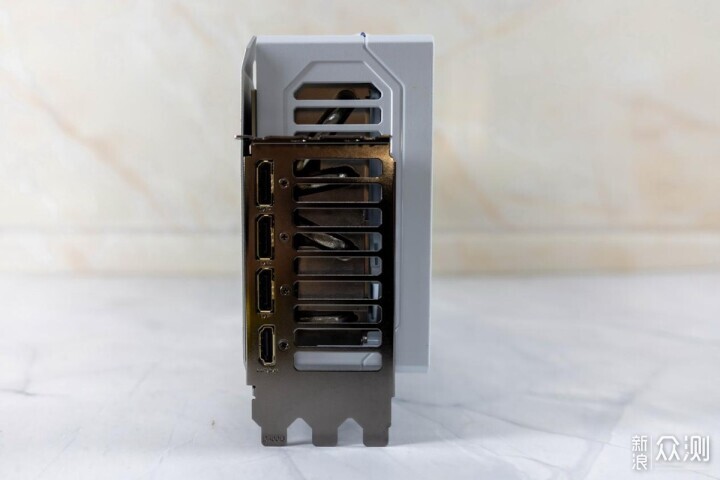 自帶屏幕更好玩,技嘉RTX 5080超級雕ICE體驗_新浪眾測