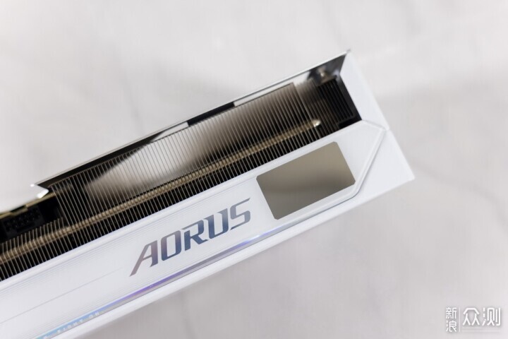 自帶屏幕更好玩,技嘉RTX 5080超級雕ICE體驗_新浪眾測