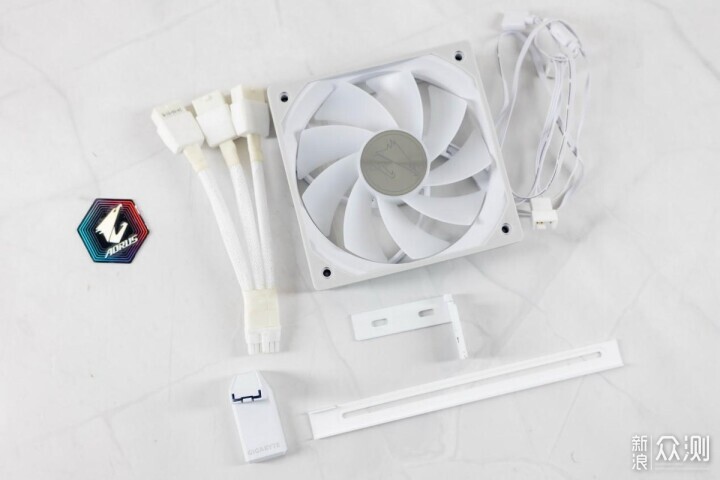 自帶屏幕更好玩,技嘉RTX 5080超級雕ICE體驗_新浪眾測