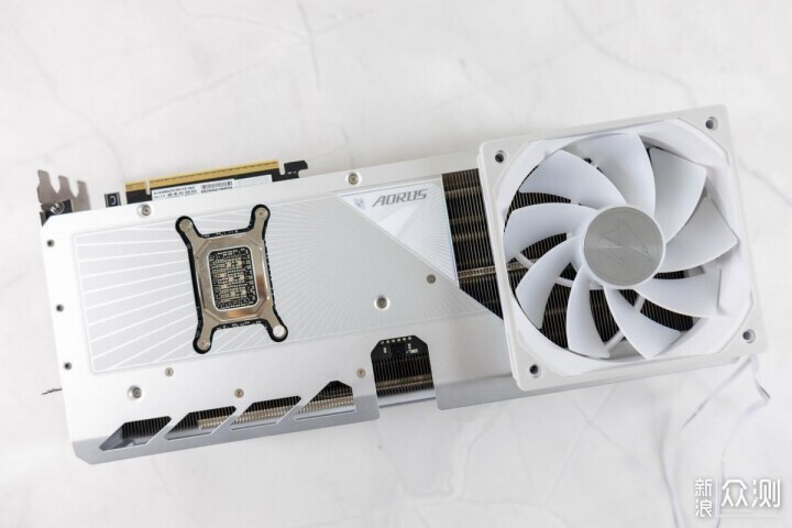 自帶屏幕更好玩,技嘉RTX 5080超級雕ICE體驗_新浪眾測