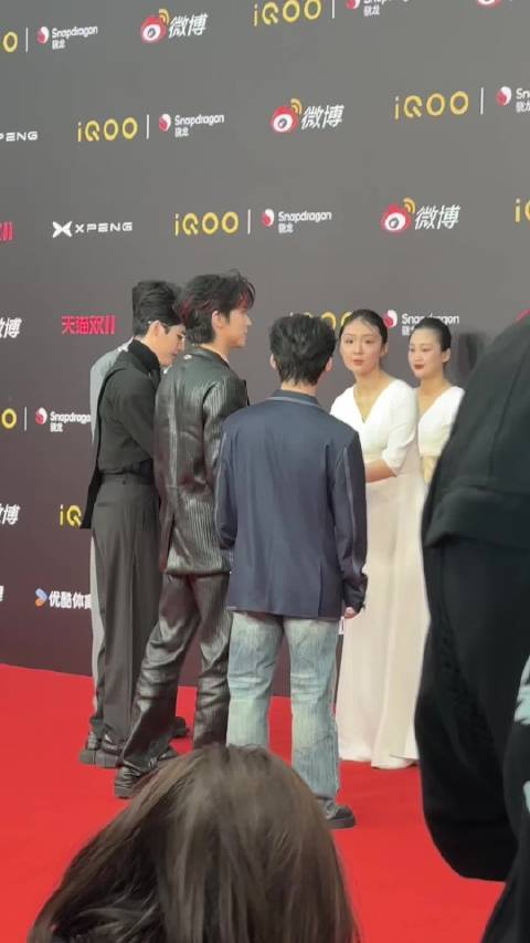 许魏洲携普罗米乐队亮相微博竞燃之夜红毯，将献唱新单曲《普罗米修斯》